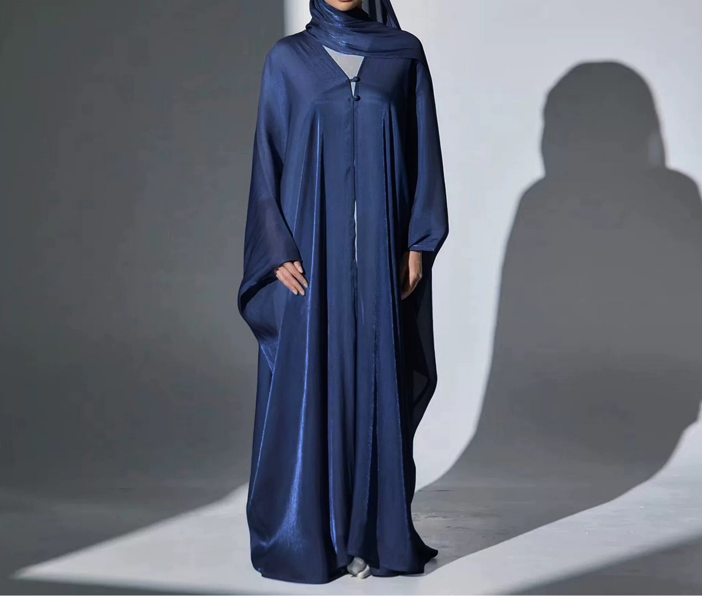 ELEGANTE ABAYA MIT TUCH