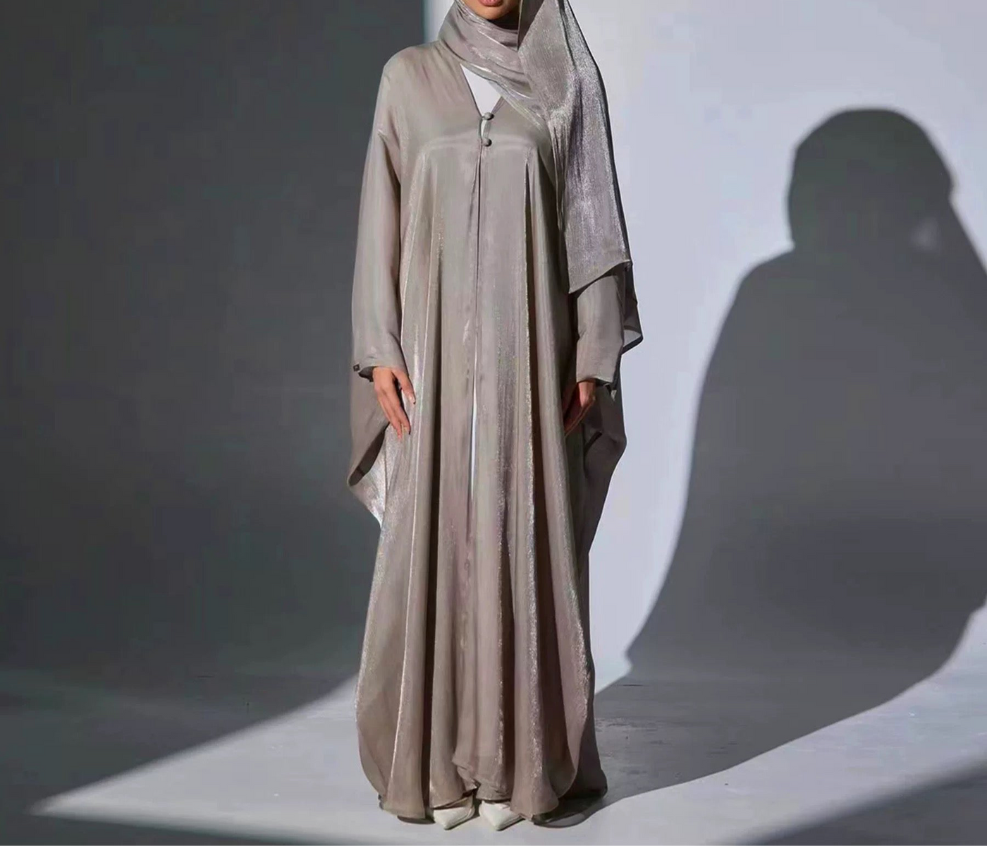 ELEGANTE ABAYA MIT TUCH